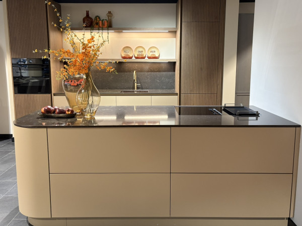 Schröder keuken met afgeronde kookeiland